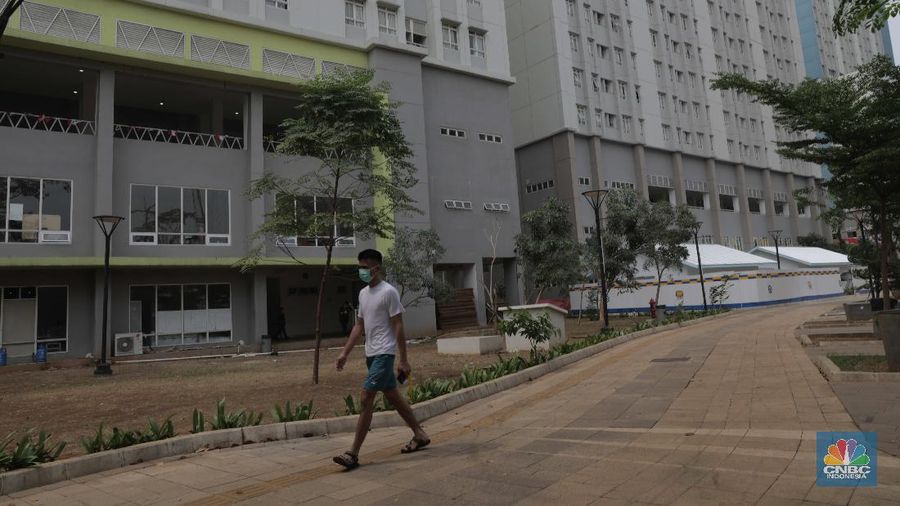 Tenaga kesehatan berjalan di kawasan zona merah Rumah Sakit Darurat Covid-19 Wisma Atlet, Kemayoran Jakarta, 11/9. Satuan Tugas (Satgas) Penanganan Covid-19 menyiapkan tower 5 yang direncanakan beroperasi malam ini untuk fasilitas isolasi mandiri bagi pasien tanpa gejala.
Kapasitas tower 5, memiliki 32 lantai 886 kamar di kali 2 bed jadi 1772 kamar tower 5. Koordinator Dokter Lapangan Observasi rumah sakit Darurat Wisma Atlet Muhammad Arifin mengatakan Tower 1-7 semua hidup karena pengecekan lampu. Tower 6&7 tidak full namun sudah terisi 70%. (CNBC Indonesia/ Muhammad Sabki)