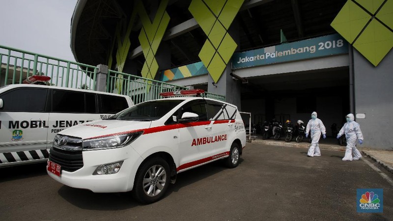 Petugas membawa tabung oksigen diruang isolasi pasien Covid-19 di Stadion Patriot Chandrabhaga, Bekasi, Jawa Barat, Jamat (11/9/20). (CNBC Indonesia/Tri Susilo) Wali Kota Bekasi Rahmat Effendi mengalihfungsikan Stadion Patriot Chandrabhaga di Bekasi sebagai tempat perawatan sekaligud isolasu pasien yang terpapar Covid-19. Pantauan CNBC Indonesia banyak warga yang antri untuk menjalani rapid tes dan swab dilokasi. . (CNBC Indonesia/ Tri Susilo)