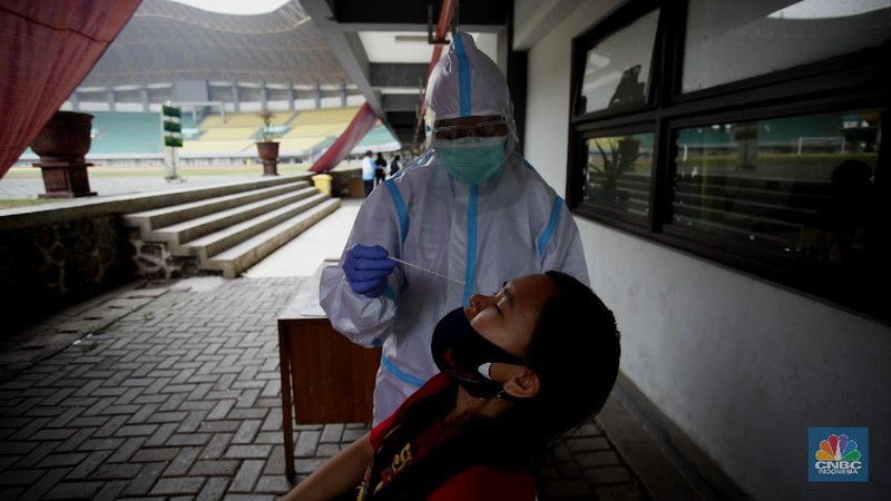Petugas membawa tabung oksigen diruang isolasi pasien Covid-19 di Stadion Patriot Chandrabhaga, Bekasi, Jawa Barat, Jamat (11/9/20). (CNBC Indonesia/Tri Susilo) Wali Kota Bekasi Rahmat Effendi mengalihfungsikan Stadion Patriot Chandrabhaga di Bekasi sebagai tempat perawatan sekaligud isolasu pasien yang terpapar Covid-19. Pantauan CNBC Indonesia banyak warga yang antri untuk menjalani rapid tes dan swab dilokasi. . (CNBC Indonesia/ Tri Susilo)