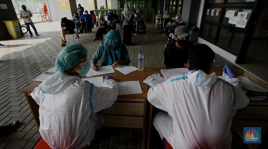 Petugas membawa tabung oksigen diruang isolasi pasien Covid-19 di Stadion Patriot Chandrabhaga, Bekasi, Jawa Barat, Jamat (11/9/20). (CNBC Indonesia/Tri Susilo) Wali Kota Bekasi Rahmat Effendi mengalihfungsikan Stadion Patriot Chandrabhaga di Bekasi sebagai tempat perawatan sekaligud isolasu pasien yang terpapar Covid-19. Pantauan CNBC Indonesia banyak warga yang antri untuk menjalani rapid tes dan swab dilokasi. . (CNBC Indonesia/ Tri Susilo)