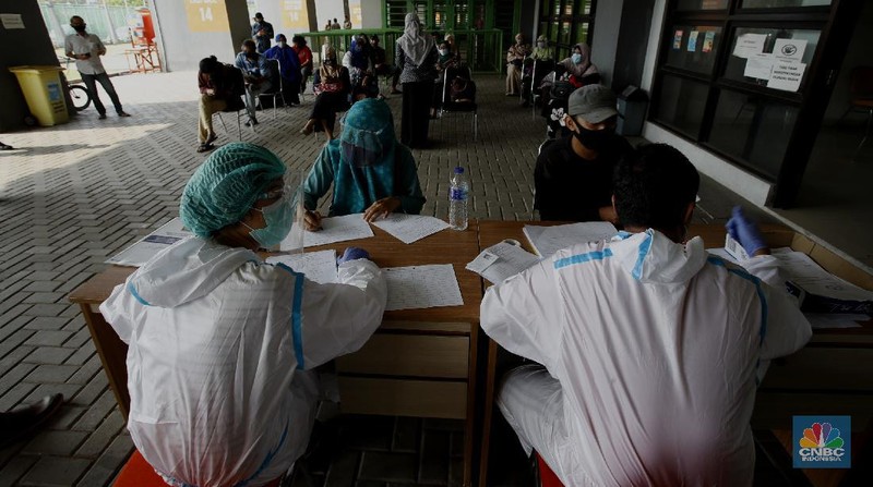 Petugas membawa tabung oksigen diruang isolasi pasien Covid-19 di Stadion Patriot Chandrabhaga, Bekasi, Jawa Barat, Jamat (11/9/20). (CNBC Indonesia/Tri Susilo) Wali Kota Bekasi Rahmat Effendi mengalihfungsikan Stadion Patriot Chandrabhaga di Bekasi sebagai tempat perawatan sekaligud isolasu pasien yang terpapar Covid-19. Pantauan CNBC Indonesia banyak warga yang antri untuk menjalani rapid tes dan swab dilokasi. . (CNBC Indonesia/ Tri Susilo)