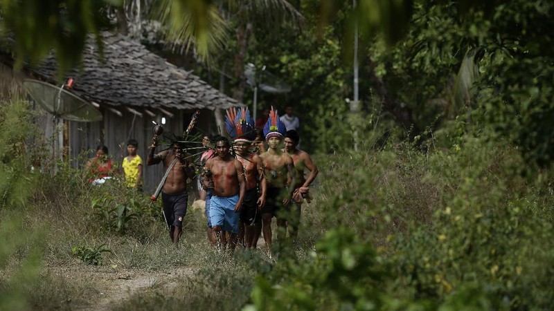 Suku asli Brasil mengadakan festival rayakan keberhasilan mengadang infeksi Covid-19 pada warga. AP/Eraldo Peres