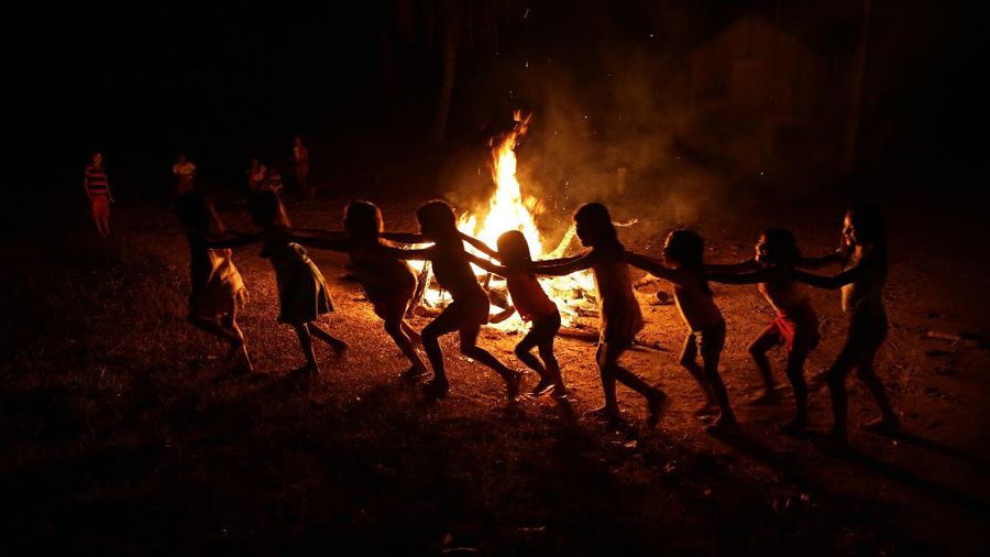 Suku asli Brasil mengadakan festival rayakan keberhasilan mengadang infeksi Covid-19 pada warga. AP/Eraldo Peres