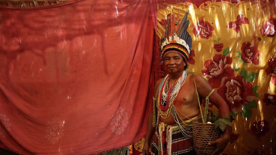 Suku asli Brasil mengadakan festival rayakan keberhasilan mengadang infeksi Covid-19 pada warga. AP/Eraldo Peres