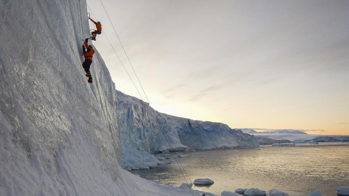 Tak ada Corona di Benua Antartika (AP/Robert Taylor) In this handout photo provided by British Antarctic Survey, field guide Andy Hood is seen at the Brunt ice shelf in Antarctica in January 2020. Antarctica remains the only continent without COVID-19 and now in Sept. 2020, as nearly 1,000 scientists and others who wintered over on the ice are seeing the sun for the first time in months, a global effort wants to make sure incoming colleagues don't bring the virus with them. (Robert Taylor/British Antarctic Survey via AP)