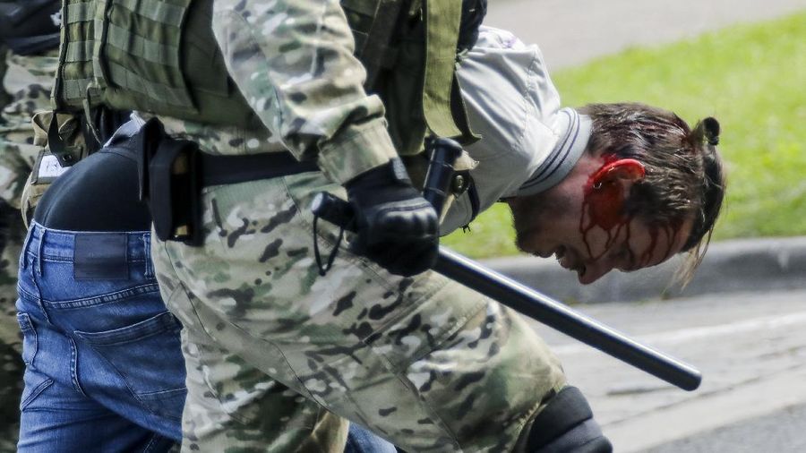 Polisi anti huru hara menahan lebih dari 400 demonstran di Belarusian. AP/