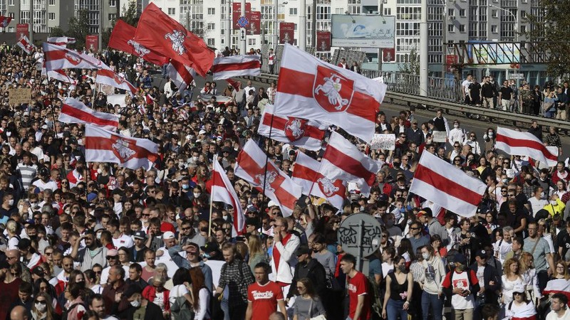 Polisi anti huru hara menahan lebih dari 400 demonstran di Belarusian. AP/