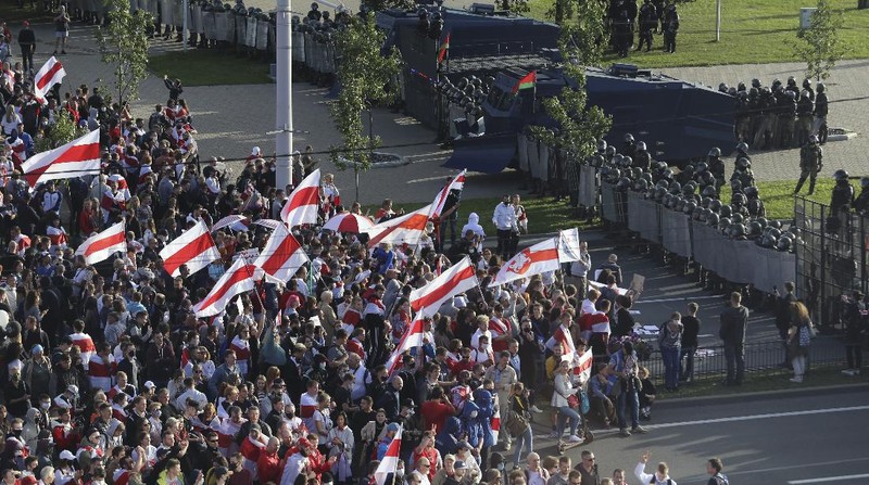 Polisi anti huru hara menahan lebih dari 400 demonstran di Belarusian. AP/