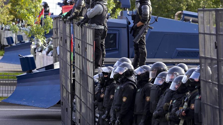 Polisi anti huru hara menahan lebih dari 400 demonstran di Belarusian. AP/