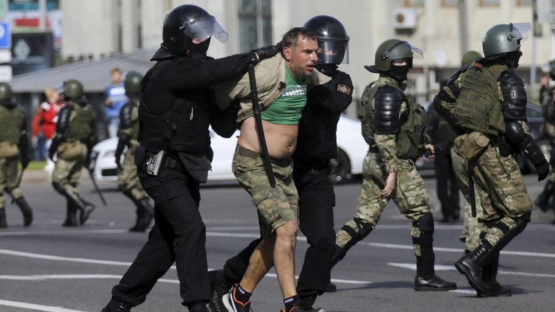 Polisi anti huru hara menahan lebih dari 400 demonstran di Belarusian. AP/