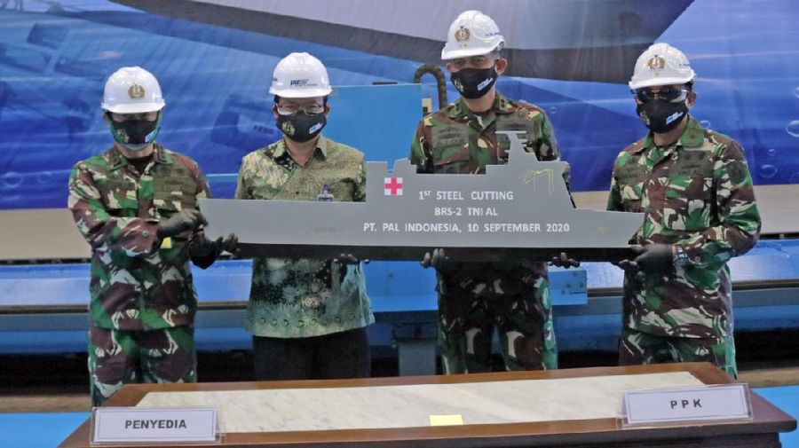 Bertepatan dengan Hari Jadi TNI AL Ke – 75 tahun TNI AL, PT PAL Indonesia (Persero) melaksanakan Seremoni First Steel Cutting (FSC) Kapal Bantu Rumah Sakit (BRS) Kedua pesanan TNI AL di Bengkel Fabrikasi Divisi Kapal Niaga PT PAL Indonesia (Persero)