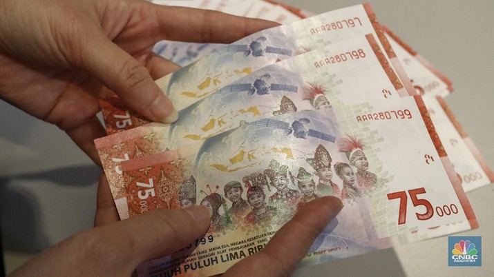 Ilustrasi pecahan uang 75.000. (CNBC Indonesia/Tri Susilo)