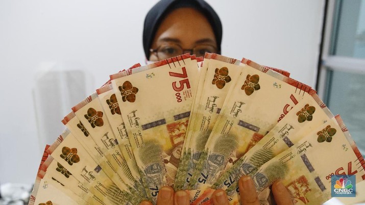 Ilustrasi pecahan uang 75.000. (CNBC Indonesia/Tri Susilo) Ilustrasi pecahan uang 75.000. (CNBC Indonesia/Tri Susilo)