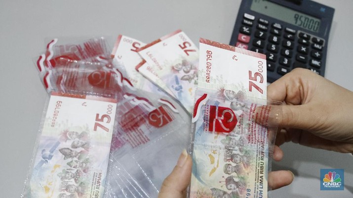Ilustrasi pecahan uang 75.000. (CNBC Indonesia/Tri Susilo)