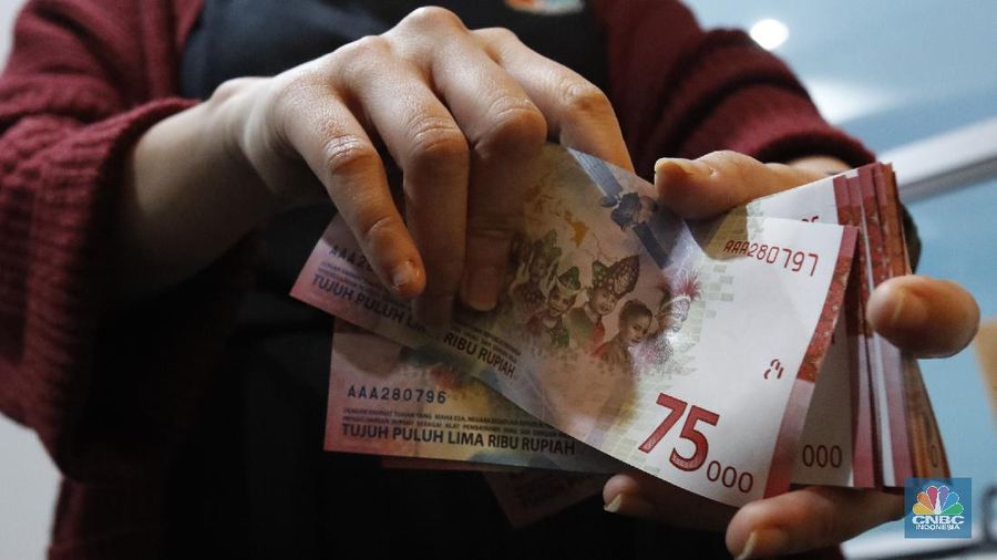 Ilustrasi pecahan uang 75.000. (CNBC Indonesia/Tri Susilo)