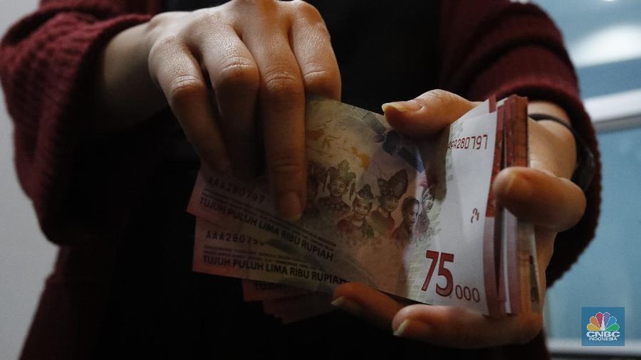 Ilustrasi pecahan uang 75.000. (CNBC Indonesia/Tri Susilo)