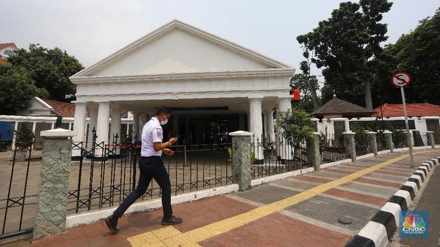 Ilustrasi tempat wisata yang ditutup saat PSBB. (CNBC Indonesia/Anderan Kristianto)