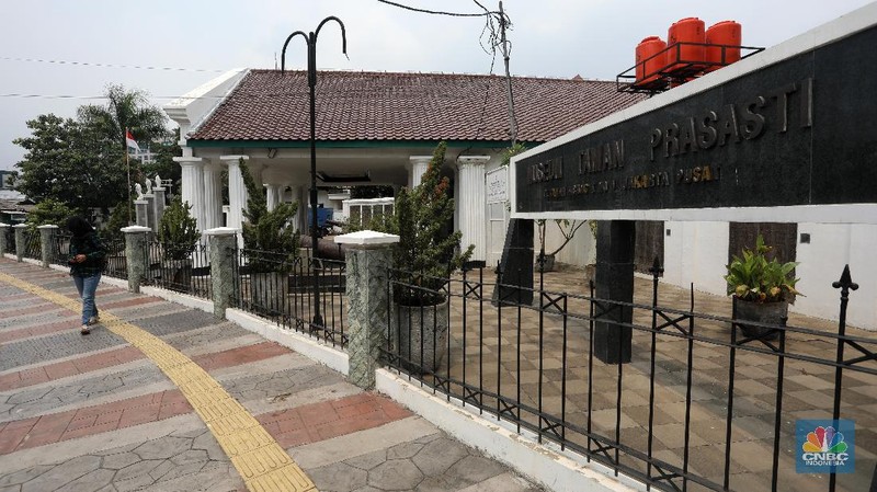 Ilustrasi tempat wisata yang ditutup saat PSBB. (CNBC Indonesia/Anderan Kristianto)