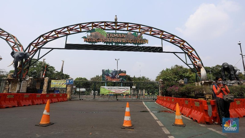 Ilustrasi tempat wisata yang ditutup saat PSBB. (CNBC Indonesia/Anderan Kristianto)
