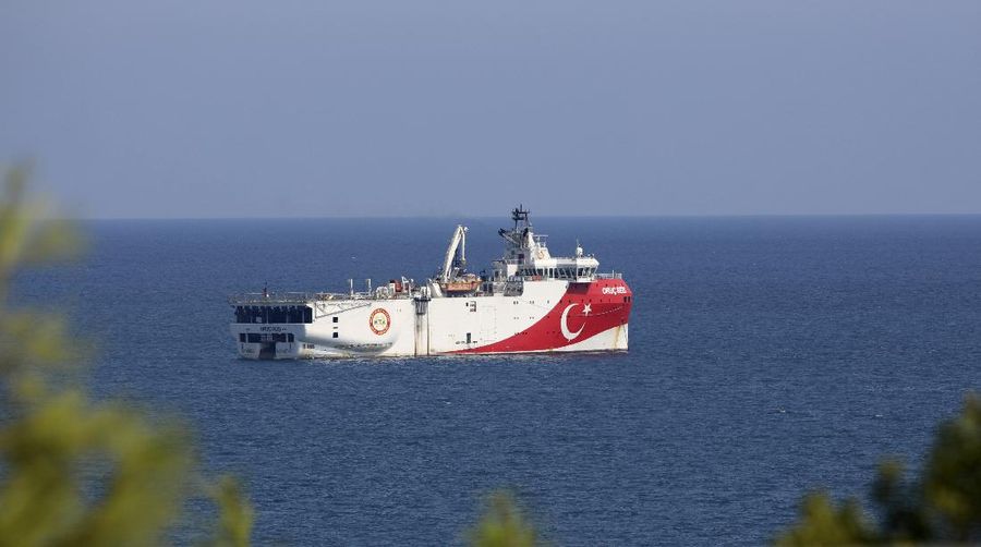Kapal riset seismik The Oruc Reis tengah survei prospek pengeboran di perairan sengketa. AP/Burhan Ozbilici