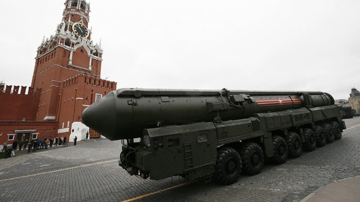 Peluncur rudal balistik antarbenua Topol Rusia melintas di Lapangan Merah, Moskow. AP/