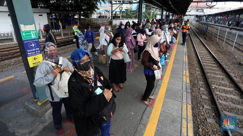 Penumpang mengantre untuk memasuki Stasiun Tanah Abang, Jakarta. CNBC Indonesia/Andrean Kristianto