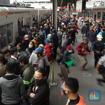 Suasana KRL Saat Hari Pertama PSBB Ketat: Penumpang Mengular!