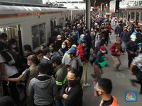 Suasana KRL Saat Hari Pertama PSBB Ketat: Penumpang Mengular!