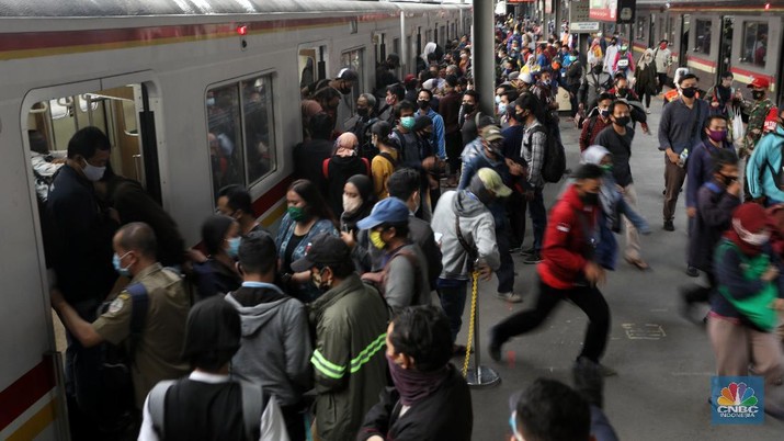 Penumpang mengantre untuk memasuki Stasiun Tanah Abang, Jakarta. CNBC Indonesia/Andrean Kristianto Penumpang mengantre untuk memasuki Stasiun Tanah Abang, Jakarta. CNBC Indonesia/Andrean Kristianto