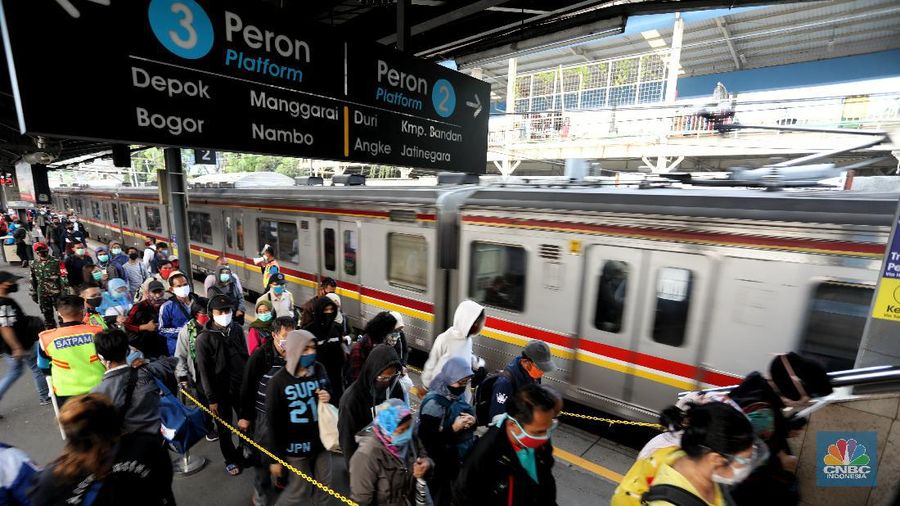 Penumpang mengantre untuk memasuki Stasiun Tanah Abang, Jakarta. CNBC Indonesia/Andrean Kristianto