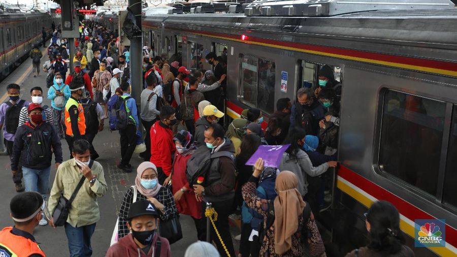 Penumpang mengantre untuk memasuki Stasiun Tanah Abang, Jakarta. CNBC Indonesia/Andrean Kristianto