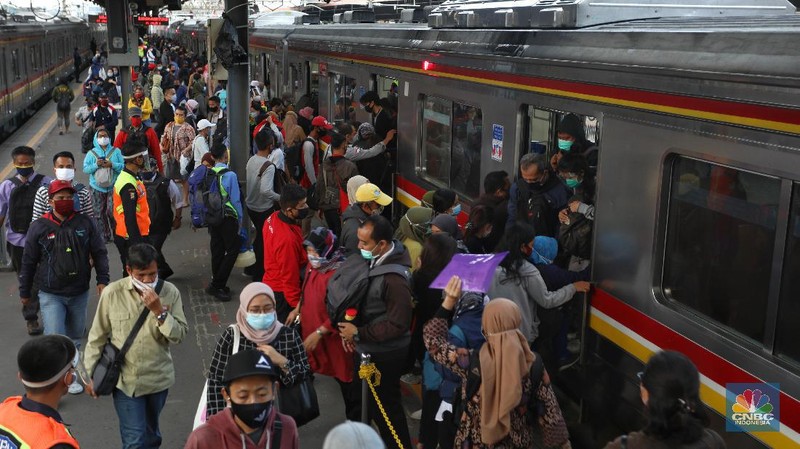 Penumpang mengantre untuk memasuki Stasiun Tanah Abang, Jakarta. CNBC Indonesia/Andrean Kristianto