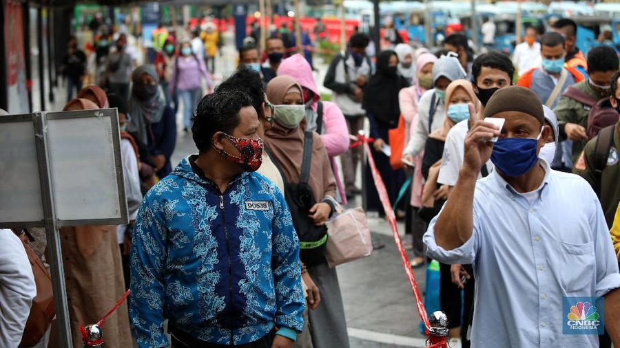 Penumpang mengantre untuk memasuki Stasiun Tanah Abang, Jakarta. CNBC Indonesia/Andrean Kristianto