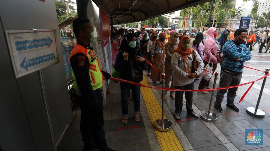 Penumpang mengantre untuk memasuki Stasiun Tanah Abang, Jakarta. CNBC Indonesia/Andrean Kristianto