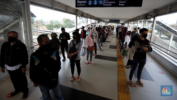 Penumpang mengantre untuk memasuki Stasiun Tanah Abang, Jakarta. CNBC Indonesia/Andrean Kristianto Penumpang mengantre untuk memasuki Stasiun Tanah Abang, Jakarta. CNBC Indonesia/Andrean Kristianto