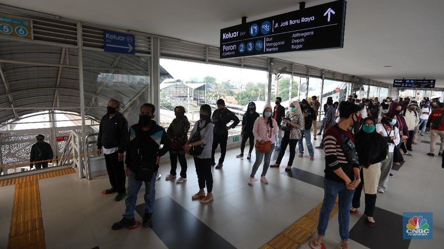 Penumpang mengantre untuk memasuki Stasiun Tanah Abang, Jakarta. CNBC Indonesia/Andrean Kristianto