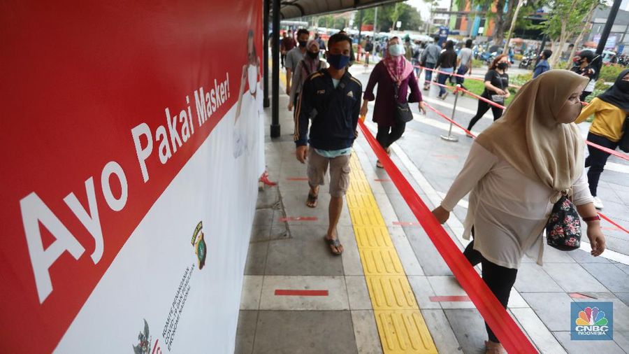 Penumpang mengantre untuk memasuki Stasiun Tanah Abang, Jakarta. CNBC Indonesia/Andrean Kristianto