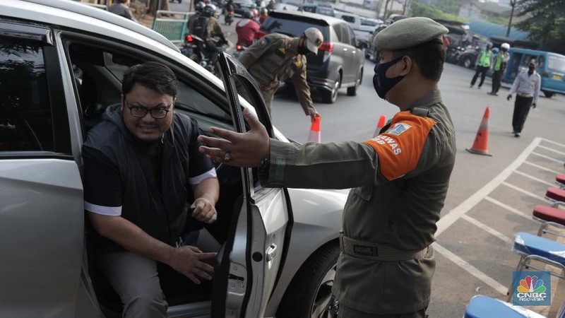 Petugas dari Polda, Satpol PP, Dishub dan TNI  menggelar Operasi Yustisi bersamaan dengan kebijakan Pembatasan Sosial Berskala Besar atau PSBB  di Jln Raya Pasar Jumat, Jakarta. (CNBC Indonesia/Muhammad Sabki)