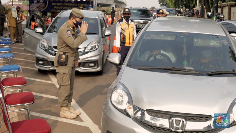 Petugas dari Polda, Satpol PP, Dishub dan TNI  menggelar Operasi Yustisi bersamaan dengan kebijakan Pembatasan Sosial Berskala Besar atau PSBB  di Jln Raya Pasar Jumat, Jakarta. (CNBC Indonesia/Muhammad Sabki)