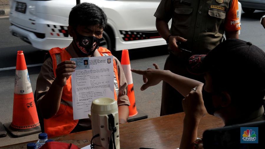 Petugas dari Polda, Satpol PP, Dishub dan TNI  menggelar Operasi Yustisi bersamaan dengan kebijakan Pembatasan Sosial Berskala Besar atau PSBB  di Jln Raya Pasar Jumat, Jakarta. (CNBC Indonesia/Muhammad Sabki)