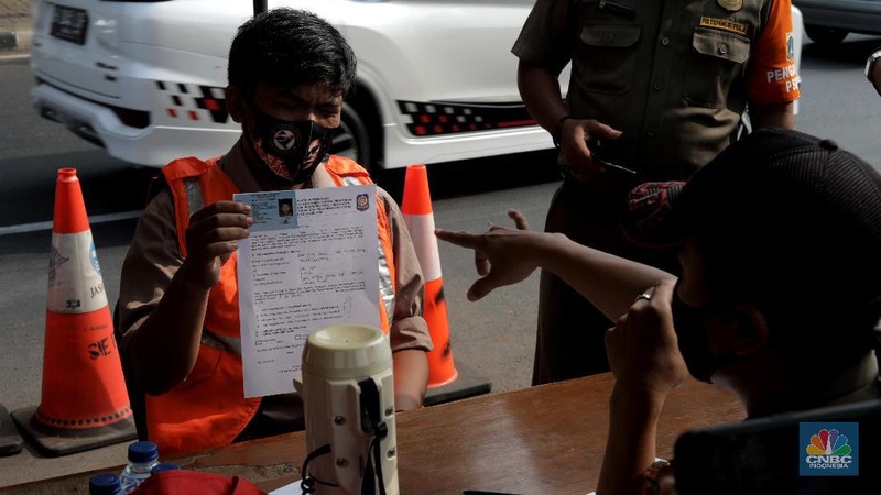 Petugas dari Polda, Satpol PP, Dishub dan TNI  menggelar Operasi Yustisi bersamaan dengan kebijakan Pembatasan Sosial Berskala Besar atau PSBB  di Jln Raya Pasar Jumat, Jakarta. (CNBC Indonesia/Muhammad Sabki)