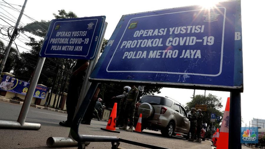 Petugas dari Polda, Satpol PP, Dishub dan TNI  menggelar Operasi Yustisi bersamaan dengan kebijakan Pembatasan Sosial Berskala Besar atau PSBB  di Jln Raya Pasar Jumat, Jakarta. (CNBC Indonesia/Muhammad Sabki)