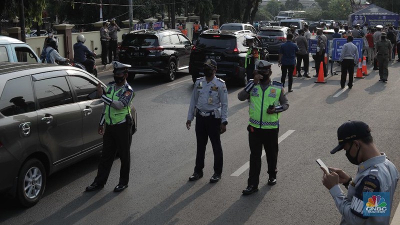 Petugas dari Polda, Satpol PP, Dishub dan TNI  menggelar Operasi Yustisi bersamaan dengan kebijakan Pembatasan Sosial Berskala Besar atau PSBB  di Jln Raya Pasar Jumat, Jakarta. (CNBC Indonesia/Muhammad Sabki)