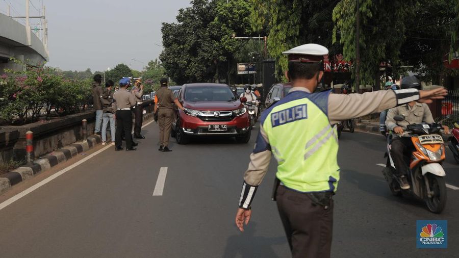 Petugas dari Polda, Satpol PP, Dishub dan TNI  menggelar Operasi Yustisi bersamaan dengan kebijakan Pembatasan Sosial Berskala Besar atau PSBB  di Jln Raya Pasar Jumat, Jakarta. (CNBC Indonesia/Muhammad Sabki)
