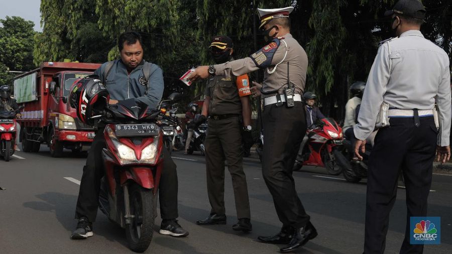 Petugas dari Polda, Satpol PP, Dishub dan TNI  menggelar Operasi Yustisi bersamaan dengan kebijakan Pembatasan Sosial Berskala Besar atau PSBB  di Jln Raya Pasar Jumat, Jakarta. (CNBC Indonesia/Muhammad Sabki)