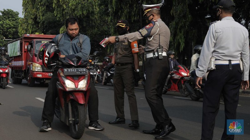 Petugas dari Polda, Satpol PP, Dishub dan TNI  menggelar Operasi Yustisi bersamaan dengan kebijakan Pembatasan Sosial Berskala Besar atau PSBB  di Jln Raya Pasar Jumat, Jakarta. (CNBC Indonesia/Muhammad Sabki)