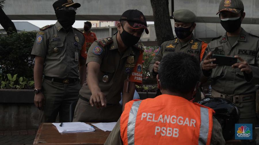 Petugas dari Polda, Satpol PP, Dishub dan TNI  menggelar Operasi Yustisi bersamaan dengan kebijakan Pembatasan Sosial Berskala Besar atau PSBB  di Jln Raya Pasar Jumat, Jakarta. (CNBC Indonesia/Muhammad Sabki)