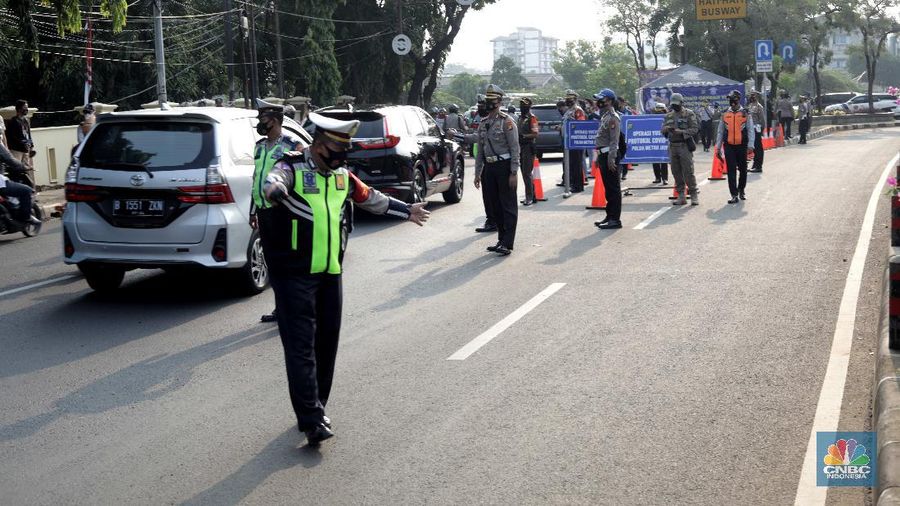 Petugas dari Polda, Satpol PP, Dishub dan TNI  menggelar Operasi Yustisi bersamaan dengan kebijakan Pembatasan Sosial Berskala Besar atau PSBB  di Jln Raya Pasar Jumat, Jakarta. (CNBC Indonesia/Muhammad Sabki)