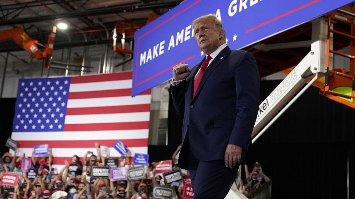 Sekitar ratusan pendukung calon presiden petahana Amerika Serikat, Donald Trump, yang mengikuti kampanye terbuka di Nevada. AP/Andrew Harnik Sekitar ratusan pendukung calon presiden petahana Amerika Serikat, Donald Trump, yang mengikuti kampanye terbuka di Nevada. AP/Andrew Harnik
