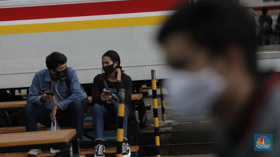 Penumpang KRL di Stasiun Manggarai (CNBC Indonesia/ Muhammad Sabki)